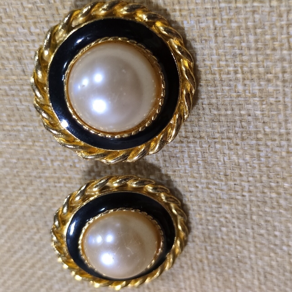 vintage  faux pearl black enamel clip-on earrings - Picture 3 of 6